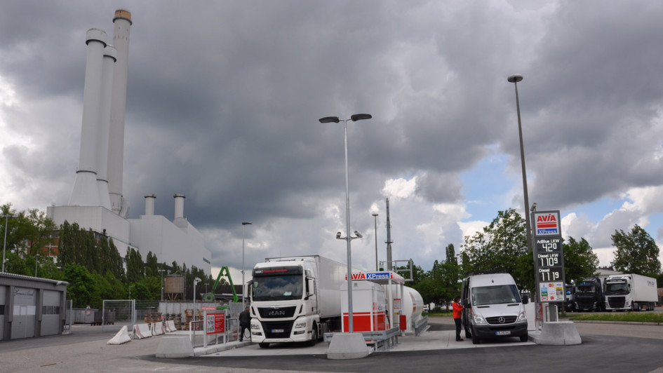 Automatentankstelle des Aviaten Oest in München (Mai)