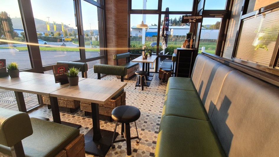 Sitzplätze im Innenbereich des Energielieferanten Allendorf.