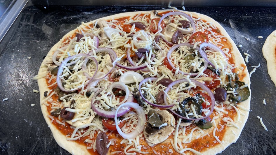 Der Pizzateig wird selbst zubereitet