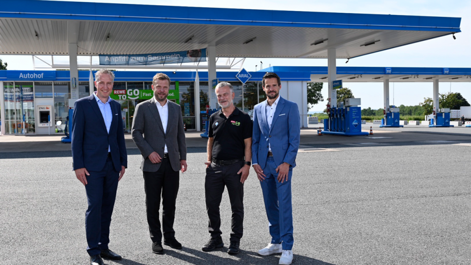 (v.l.n.r.) Aral Vorstandsvorsitzender Achim Bothe, Lekkerland CEO Hilmar Hübers, Tankstellenpartner Thomas Jordan und Oliver Munnes (Head of Aral Fuel Sales) stellten den Aral Autohof Pilotstandort in Northeim vor. 
