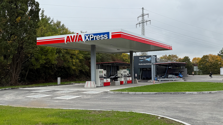 Die AVIA Xpress wurde auf dem Restgrundstück einer Waschstraße in einem Industrie- und Gewerbegebiet in Reutlingen errichtet