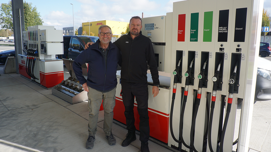 Freuen sich über die gelungene Inbetriebnahme: Thomas Zink und Simon Heck, der die Waschstraße Wash Me nebenan betreibt und die neue Tankstelle mitbetreut