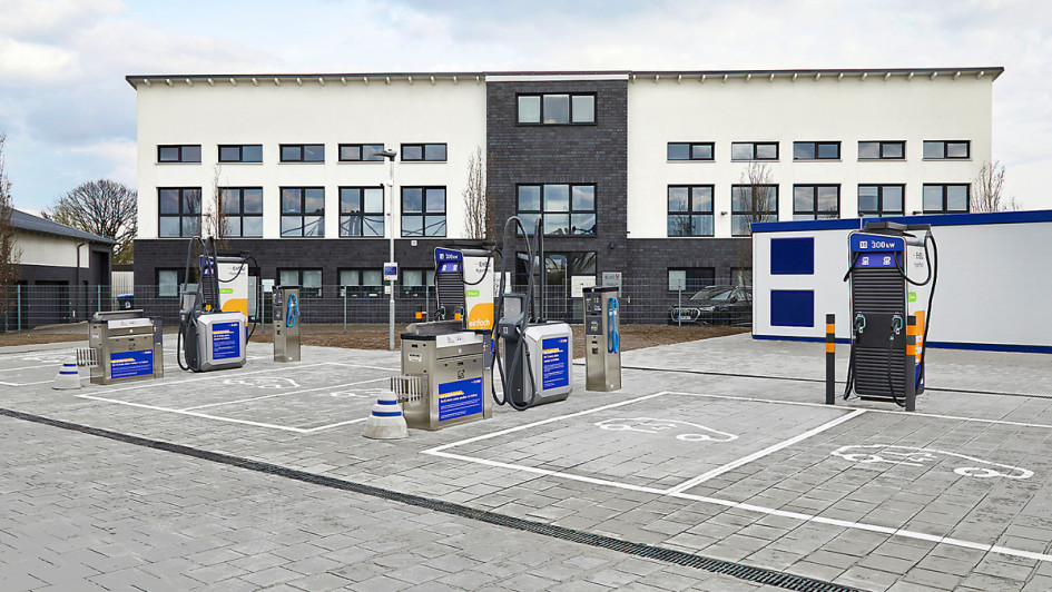 EnBW_Ladepark_Dienstleistung_Serviceinsel