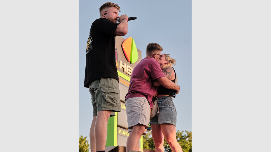 Ein Fan nutzte das Konzert, um seiner Freundin einen Heiratsantrag zu machen. Sie hat Ja gesagt.