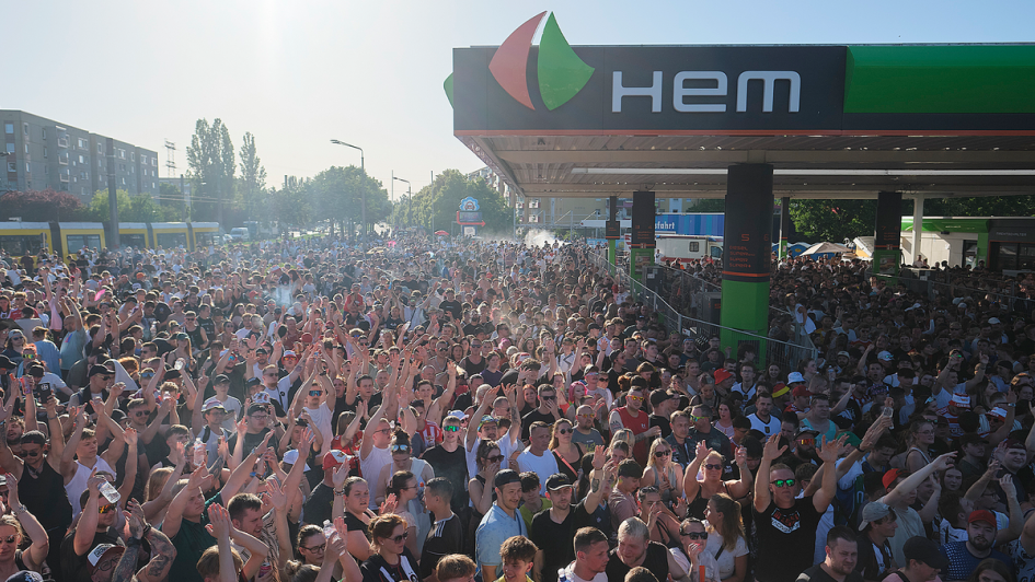 4.500 Fans feierten am 26. Juni 2026 an der HEM-Tankstelle in der Riesaer Straße in Berlin-Hellersdorf.