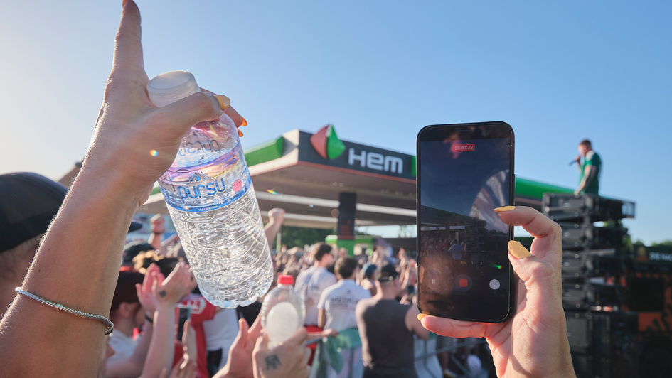 Mittendrin: Fans halten Finchs Auftritt auf der mobilen Bühne vor dem HEM-Logo für die Ewigkeit fest. 