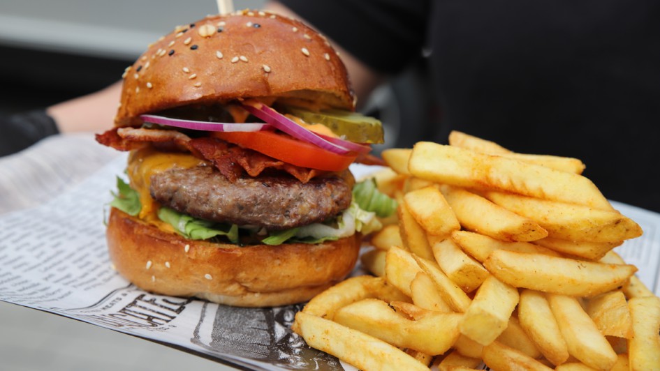 Burger mit Pommes