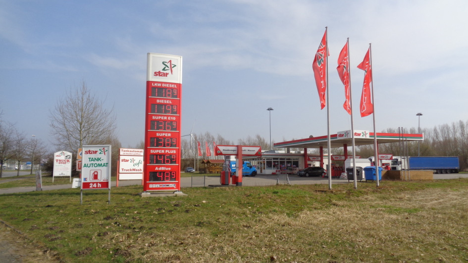 Die größte star Tankstelle in Deutschland steht in Rostock. Sie hat mit dem umliegenden Grünbereich ungefähr 25.000 Quadratmeter Fläche, was rund 3,5 Fußballfeldern entspricht.