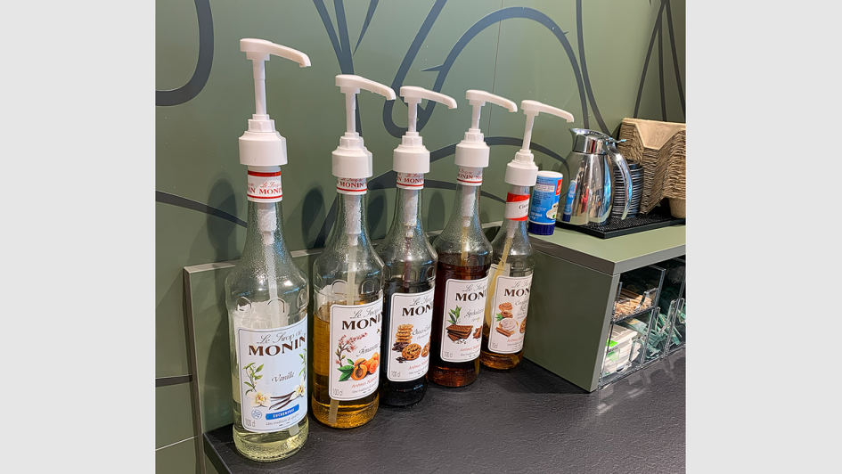 An der Kaffee-Station stehen verschiedene Sorten Sirup bereit. Momentan steht dort unter anderem Spekulatius-Sirup, weil er zum Winter passt. Im Frühling kommen dann andere Sorten.