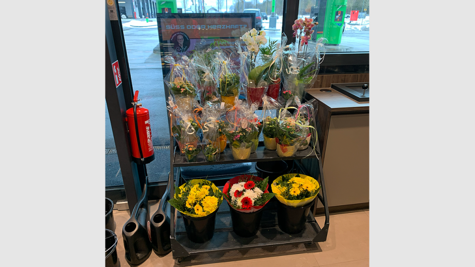 Auch beim Sortiment hört HEM auf die Stationsbetreiber, jeder Unternehmer kann eigene Gedanken einbringen. In Fahrenzhausen sind das zum Beispiel Blumen der Gärtnerei aus der Region.