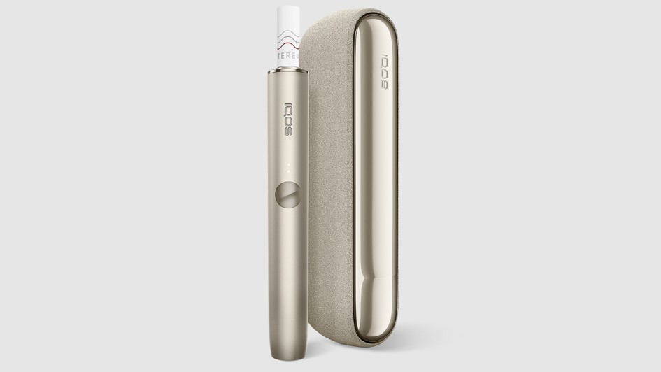 Der Erhitzer IQOS Iluma in der Farbe Pebble beige