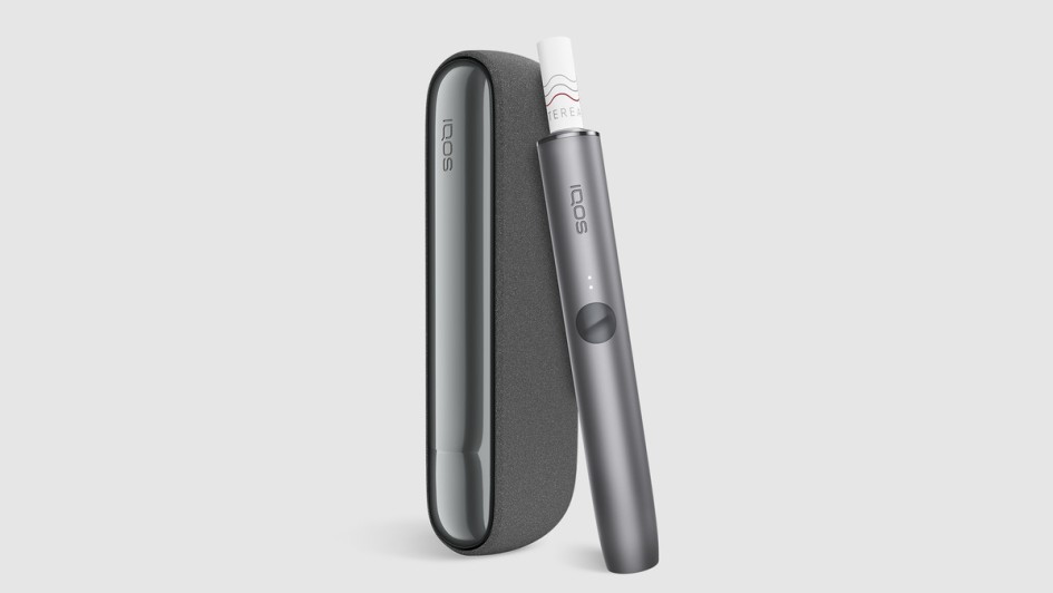 Der Erhitzer IQOS Iluma in der Farbe Pebble grey
