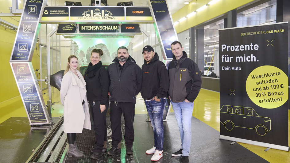 Betreiber und zufriedene Kunden (v. l.): Clare Barry, Anett und Mariusz Kötsch, Leotrin Krasniqui und Philipp Zeilner (Sonax Gebietsleiter Oberösterreich/Salzburg).