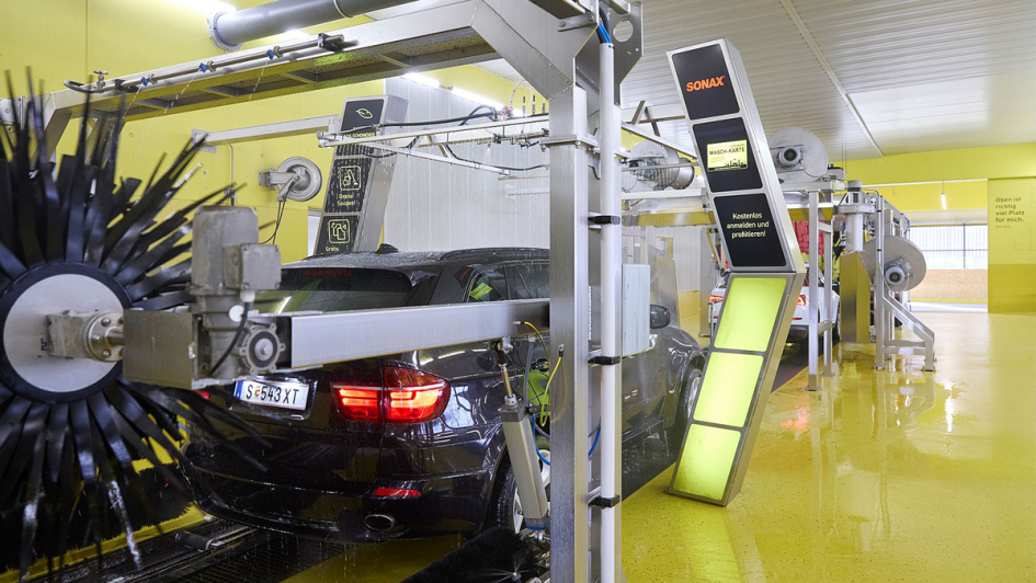 Kurz vor der Trocknung kommt der letzte Spülbogen. An jeder Station sieht der Kunde, dass Produkte von Sonax eingesetzt werden.