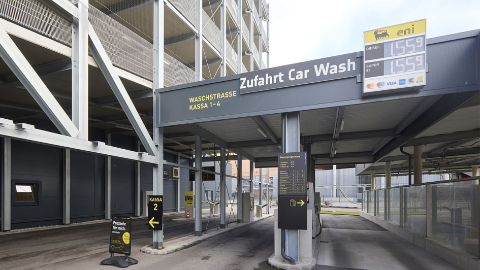 Die Zufahrt zur Mega-Waschstraße von Oberscheider