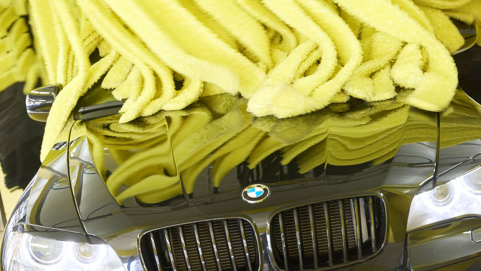 Flauschig – glänzender Feinschliff am Ende der Waschstraße.