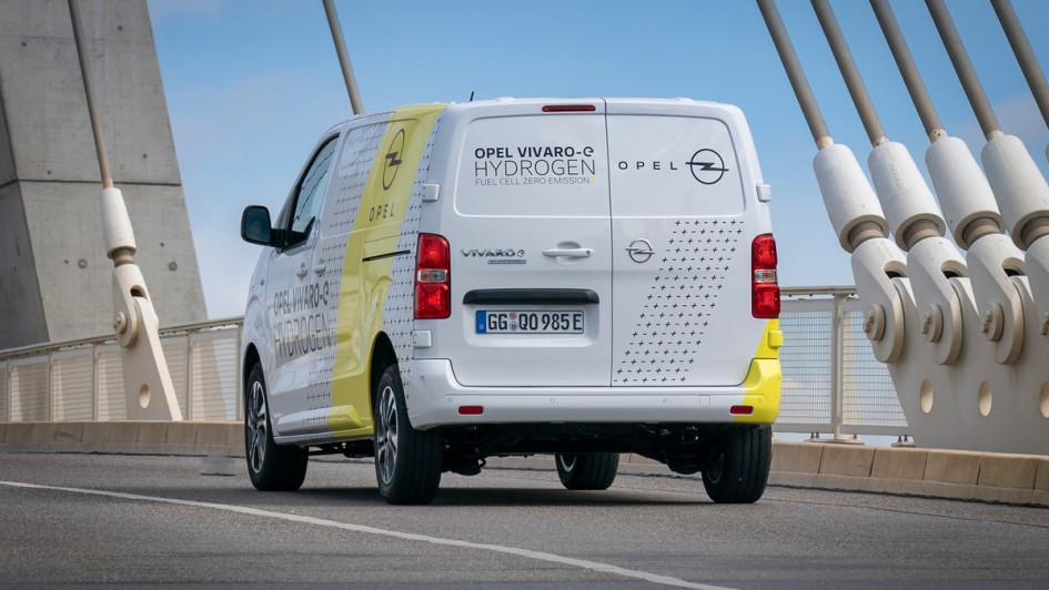Opel Vivaro-e Hydrogen fahrend auf Brücke