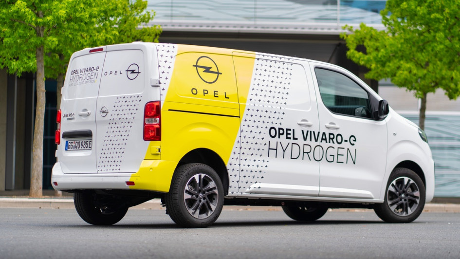 Opel Vivaro-e Hydrogen schräg von hinten mit Beschriftung in der mittleren Fahrzeuglänge. Den Opel Hydrogen-Transporter gibt es in zwei Radstand-Längen