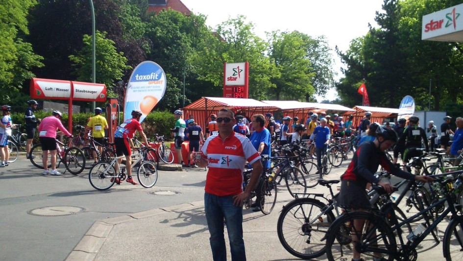 Die star Tankstelle in der Königin-Luise-Straße in Berlin fungierte jahrelang bei der Berliner Rad Rundfahrt als Versorgungsstation für die Sportler. Hier konnte man sich mit Getränken versorgen oder auch kleinere Reparaturen am Fahrrad vornehmen.