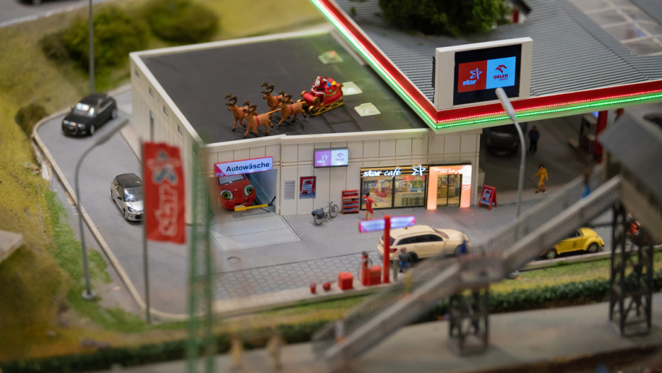 De kleinste star Tankstelle steht im Miniatur Wunderland in Hamburg. Sie hat den Maßstab 1:87 und ist im Mittelgebirge der weltbekannten Touristenattraktion zu finden.