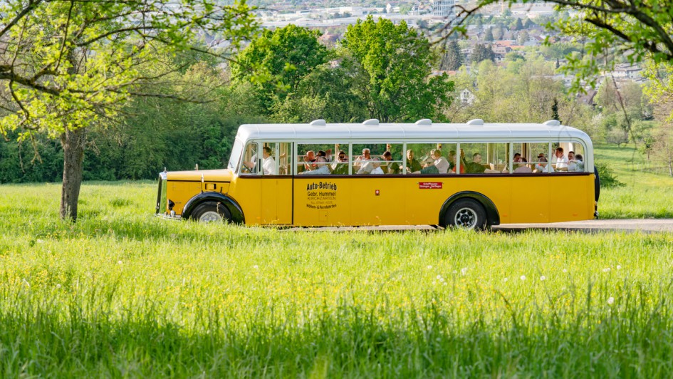 Menschen fahren in einem gelben Bus