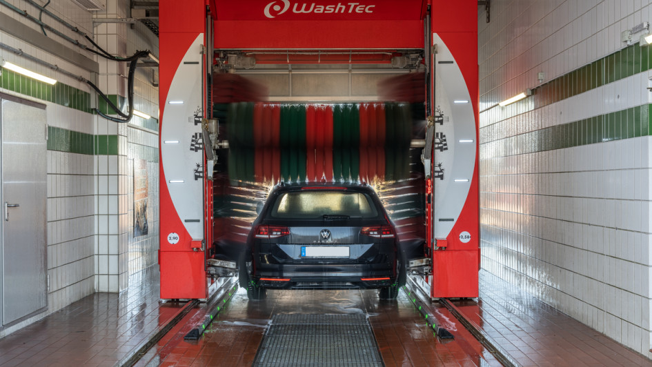 Der durchschnittliche Frischwasserverbrauch bei einer Autowäsche beträgt 30 bis 40 Liter. Das entspricht ungefähr einer Viertel Badewannenfüllung.